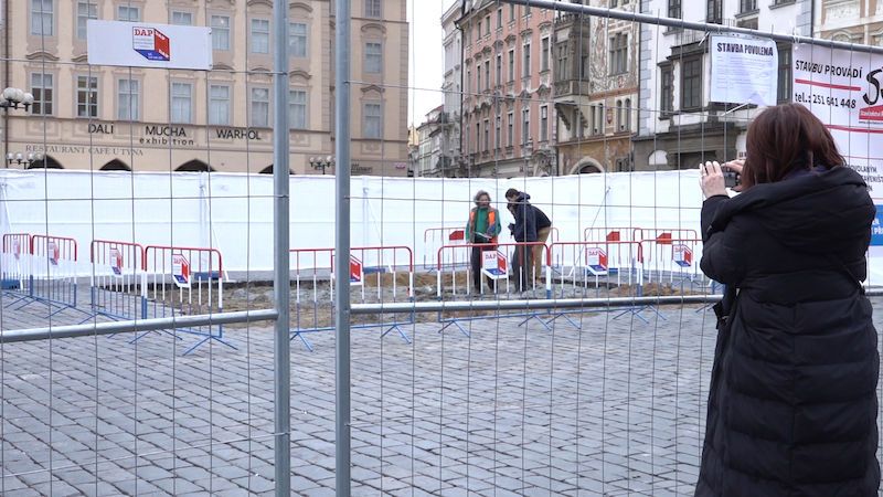 Další pokus o návrat mariánského sloupu na pražské náměstí. Dlažba už je dole